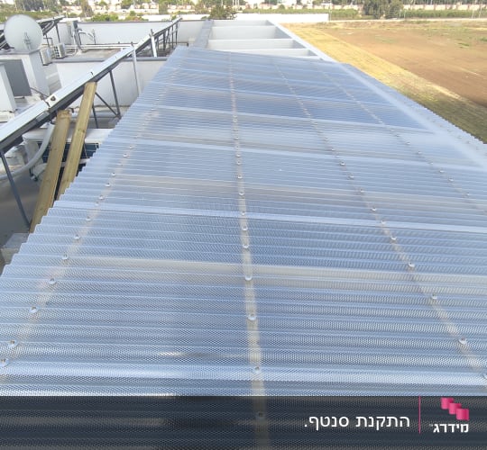 גג פלסטיק גלי עם קורות עץ תומכות
